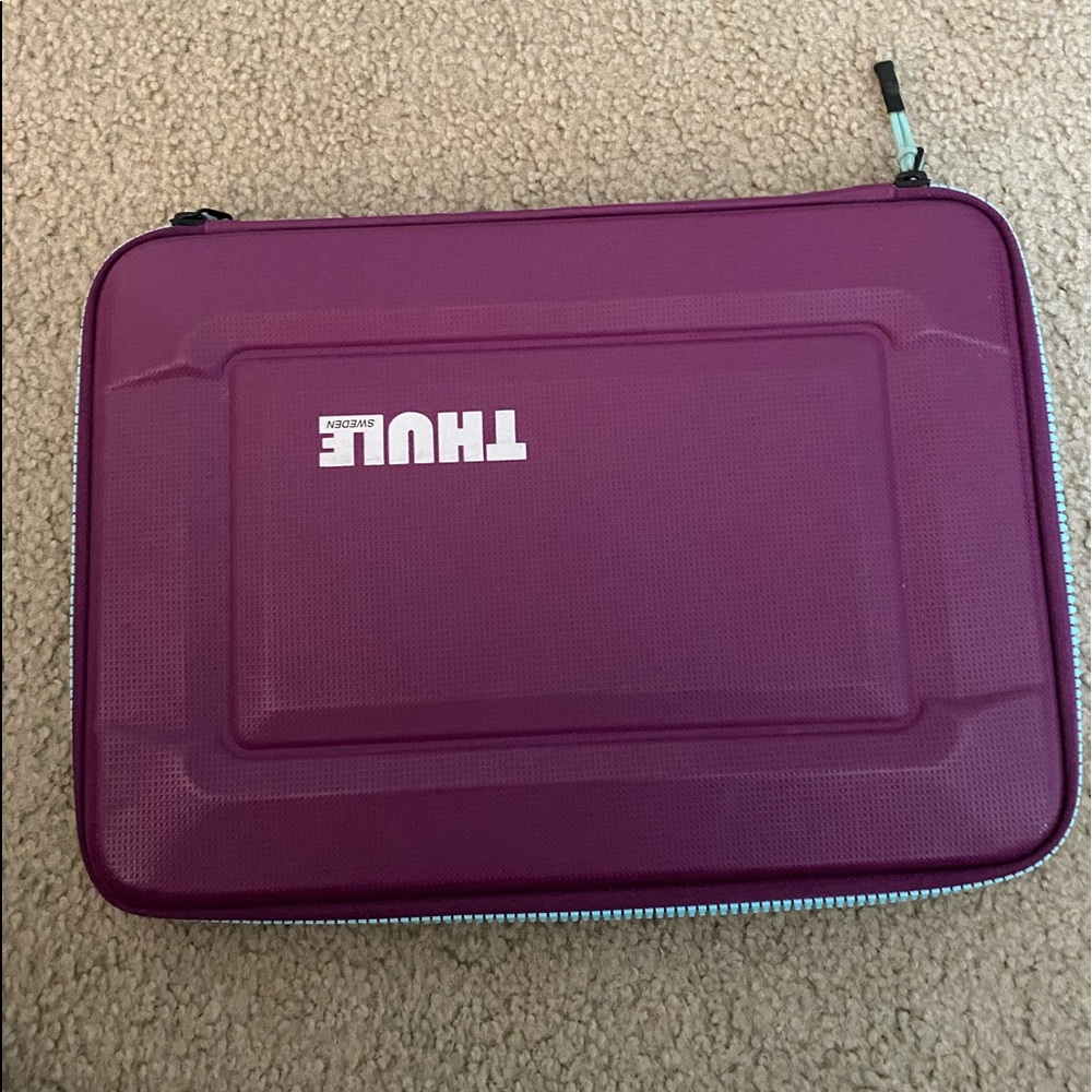 Thule laptop hard shell case 13inch